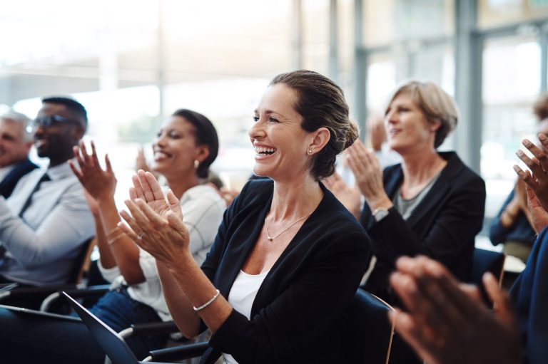 gemeinsames Singen in moderner Atmosphäre Symbolbild für Chorprobe mit Cornelius Beck in Tübingen – gemeinsames Singen in moderner Atmosphäre